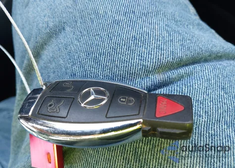 2011 Mercedes-Benz S 550 z USA, uszkodzony, nr VIN WDDNG7BB0BA388665